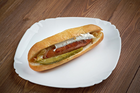 马克斯威街波兰美国三明治由烤的波兰香肠组成黄色的抛光水平图片