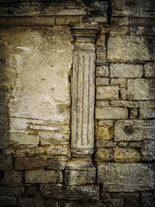 文化历史陈年古老的外墙有作为背景的铁柱和磨制砖头图片