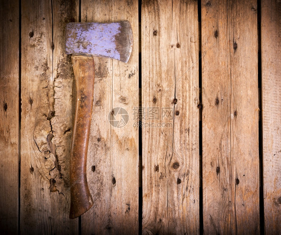 粗糙的木制一把旧手有木柄和印记坐在粗木材背景上处理图片