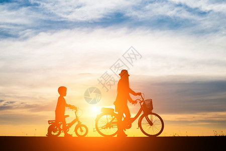 旅行快乐的闲暇日落时母亲带着孩子骑自行车图片