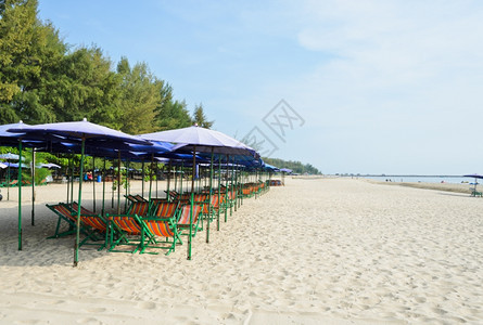 天空户外放松泰国差安海滩多彩的沙椅图片