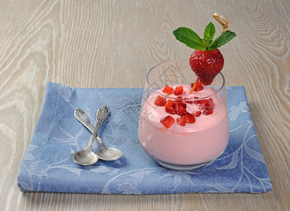 晚餐卡路里开胃菜浅色和精细的酸奶配有新鲜草莓片图片