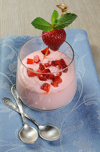 薄荷浅色和精细的酸奶配有新鲜草莓片生的图片