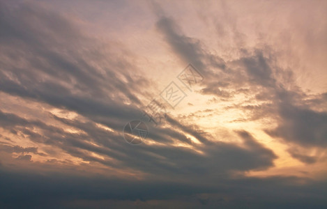 阳光颜色日落时有乌云天气图片