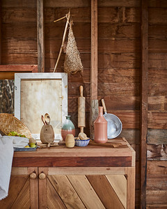 棕色的木制桌上厨房用具烹饪桌子图片
