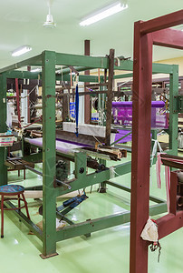 纺织品穿梭工厂丝绸编织的旧机器图片