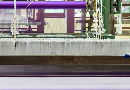 服装质地丝绸工厂的旧织造机特定焦点工业的图片