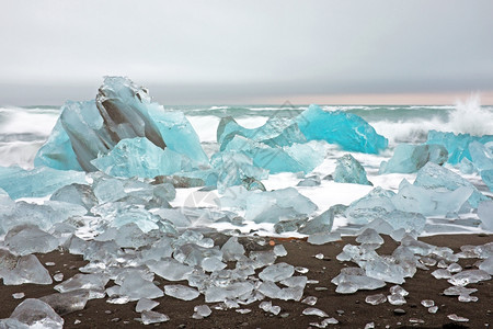 冰岛黑沙滩上的冰岩石图片