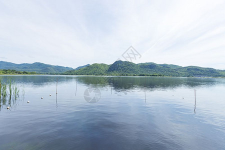 景观山上的湖周围有山远足国民图片
