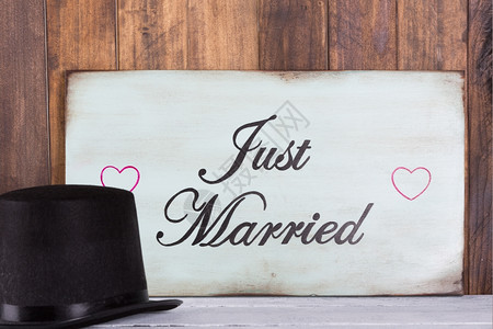 刚结婚的海报挂在木墙上盛宴演出单黑色的图片