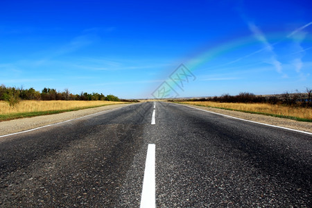 夏季地貌包括道路线和蓝色天空夏季地貌包括道路和天空假期环境沥青图片