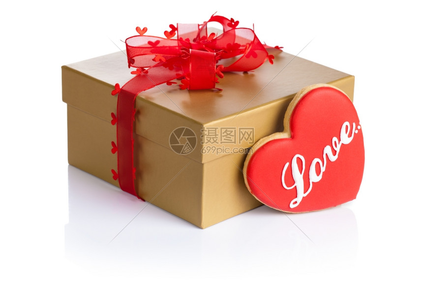 闪亮的庆典金色礼物盒有爱饼干形状的心脏在白色背景的构成情人节金的图片