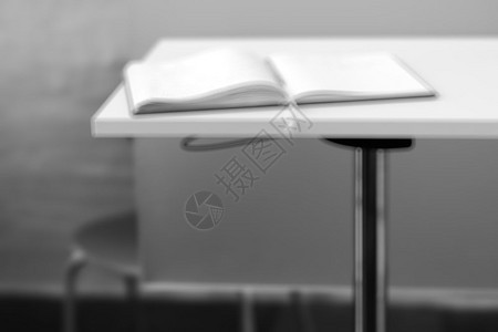 物品在桌子散景背上打开的书在桌子散景背高清上打开的书重点白色图片