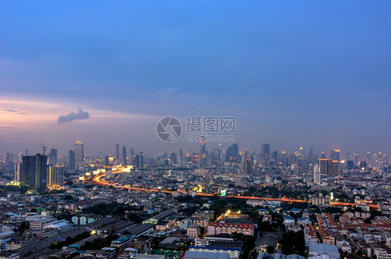 镇景观曼谷夜与泰国商业区摩天大楼的曼谷夜景蓝色的图片