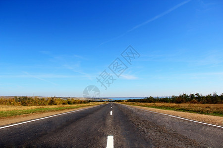 街道农村长有路线和蓝天空的夏月风景观图片