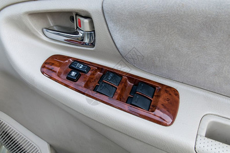 奢华现代的车窗控制器门把手内部细节带有窗户控制和调整口器和车舒适图片