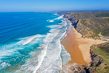 海浪传统的岩石从葡萄牙阿尔加韦的普拉亚维德比斯波图片