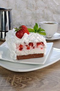 巧克力海绵蛋糕上的草莓松露和奶油午餐甜的浆果图片