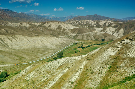 吉尔斯坦西部贾拉勒阿巴德地区山高原经过中央踪迹图片