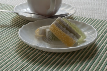 杯黑茶和餐桌上的甜点在子上品尝小吃甜的图片