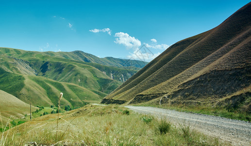 经过景观吉尔斯坦西部贾拉勒阿巴德地区山高原丝绸图片