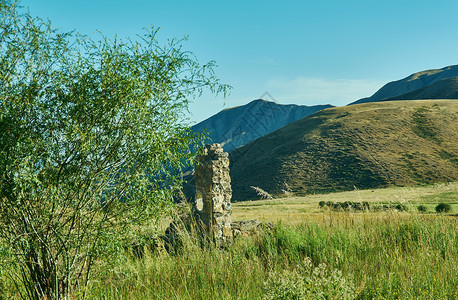 中央美丽的吉尔斯坦西部贾拉勒阿巴德地区山高原夏天图片