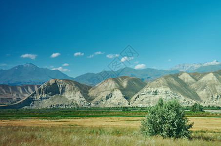 假期荒野岩石吉尔斯坦西部贾拉勒阿巴德地区山高原图片