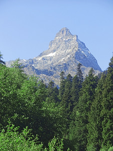 高加索山脉和明蓝天空下森林的清蓝天空色美好的图片