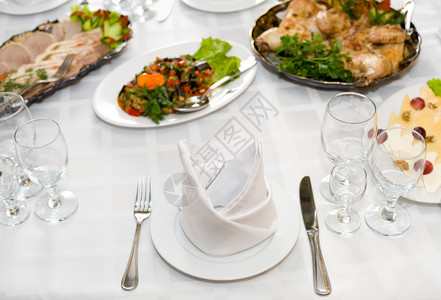 玻璃器皿鸡在下铺的餐厅宴席上为一人提供晚餐服务桌子图片