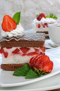 巧克力海绵蛋糕上的草莓松露休息饼干奶油图片