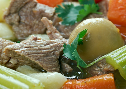 传统的皮和肾爱尔兰用猪肉和肾制成的炖菜自锅图片