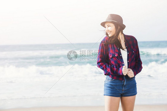 一个快乐女孩的假象享受海滩上的日子看随意旅行图片