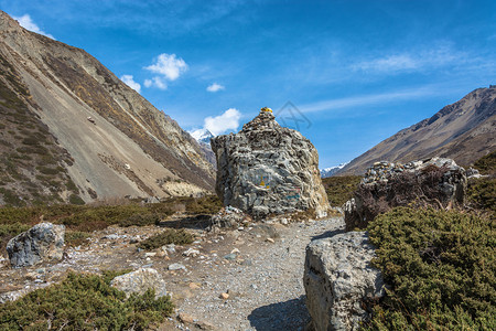 天空喜马拉雅山上大块石头的丘足迹在尼泊尔桑日春天之中雪图片