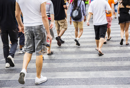 城市的步行生活人们在道上穿过公路图片