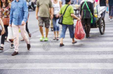 生活人们在行道上穿过公路速度人类图片