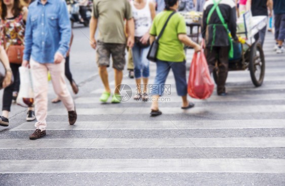 生活人们在行道上穿过公路速度人类图片