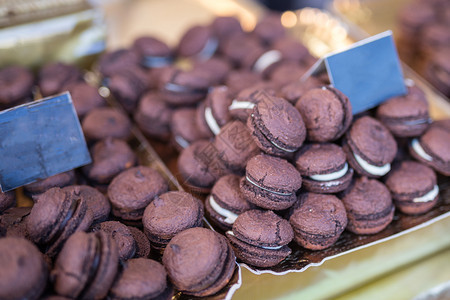 装满可和香草的烤巧克力饼干展示在一块托盘中展出的一个充满可和香草的彩煎巧克力饼干店铺甜点美食图片