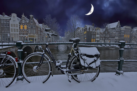 自然风景优美灯荷兰寒雪阿姆斯特丹的城市风景冬季夜间半月的冬天图片