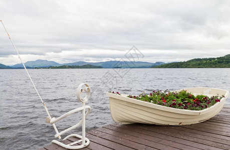 金属的王国在苏格兰鸭湾LochLomond湖海岸码头作为花盆和铁渔民的船卡梅伦图片