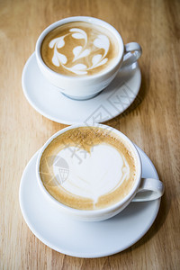 瓷两杯咖啡热卡布奇诺上面有心肝咖啡夹奶油最佳图片