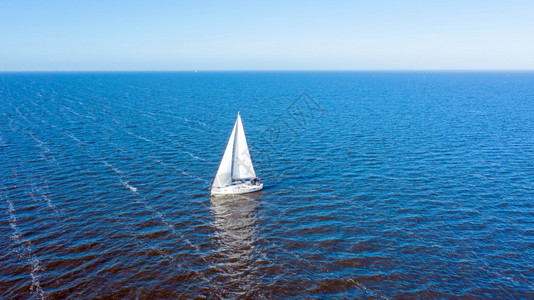 水景观旅行在荷兰的IJSselmeer号上从帆航行的空中飞机图片