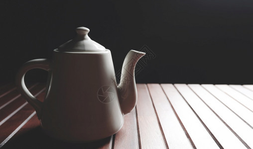 文化泰国优质的深背景和低关键风格的木板桌上白色陶瓷茶壶图片