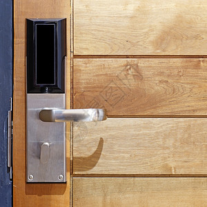 开锁保护木制门上的旅馆电子卡锁孔图片