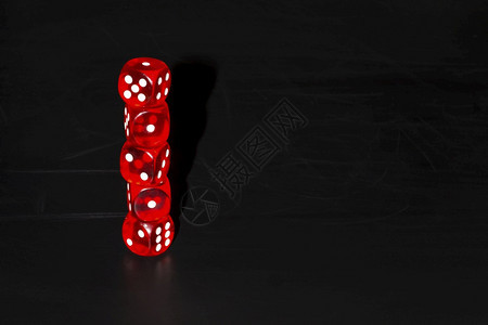 木制的红色和白棋盘上的骰子背景图像带有文字空间白色的机会图片