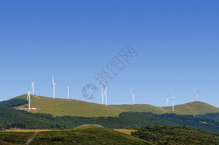 可再生绿色卡利亚克拉山脊风农场力涡轮机图片
