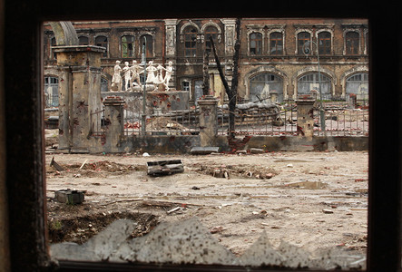损害被摧毁的城市废墟地下室窗户城市对地下室窗户的破坏弃建筑物图片