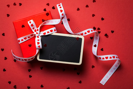 圣诞节富劳卡盒子装有红纸背景的黑板礼品盒情人节最佳视图图片