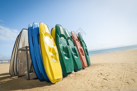 海滩上多彩的塑料沙滩独木舟图片