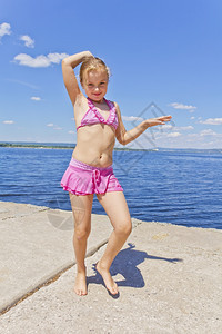 海边跳舞的小女孩图片