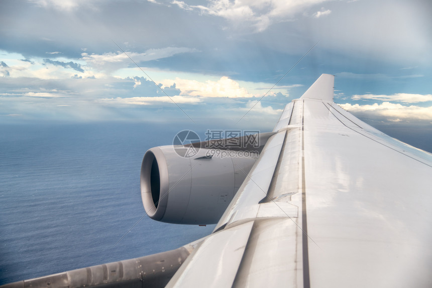 见过从飞机窗外内看到翼的海洋内部的图片